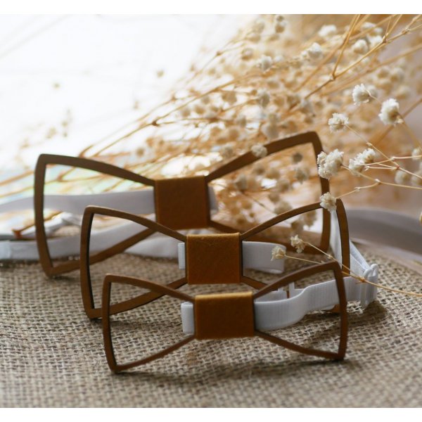 La&ccedil;o de madeira para crian&ccedil;a, com orif&iacute;cios franceses