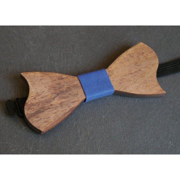 La&ccedil;o assim&eacute;trico de madeira de cerejeira para as crian&ccedil;as personalizarem