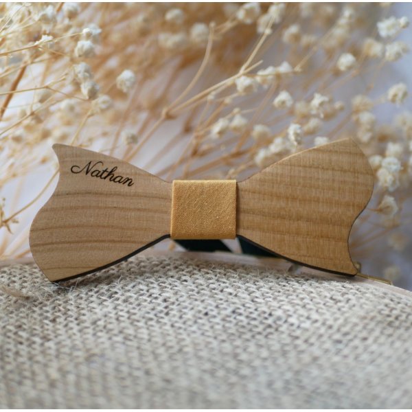 La&ccedil;o assim&eacute;trico de madeira de cerejeira para as crian&ccedil;as personalizarem