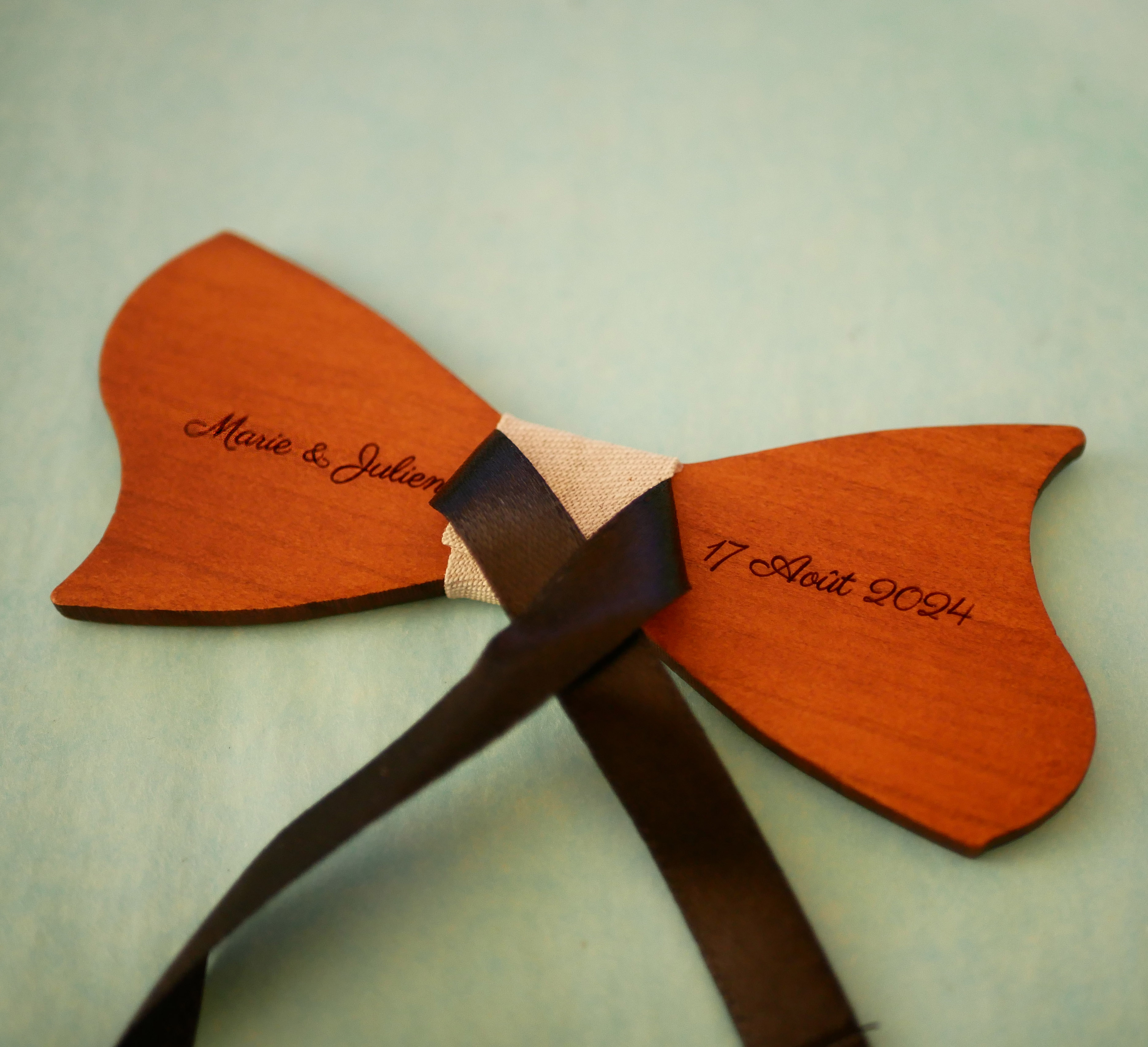 Laço assimétrico em madeira de cerejeira para ser personalizado Made in France