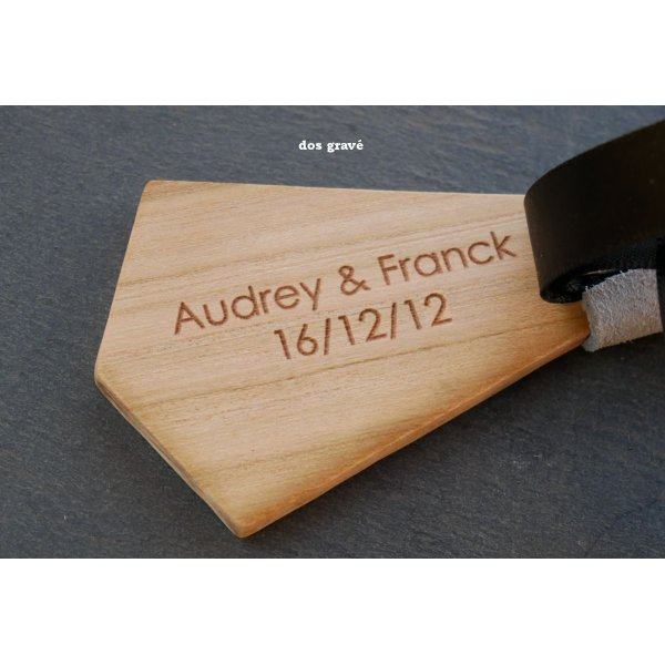 La&ccedil;o de madeira para homem e pregadeira para mulher para personalizar