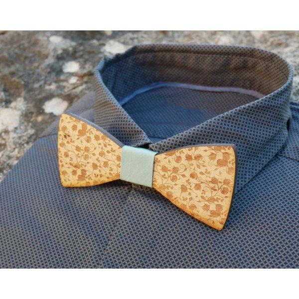 Gravata em la&ccedil;o de madeira de cerejeira com pequenas flores gravadas para personalizar atrav&eacute;s de gravura no verso feita em Fran&ccedil;a