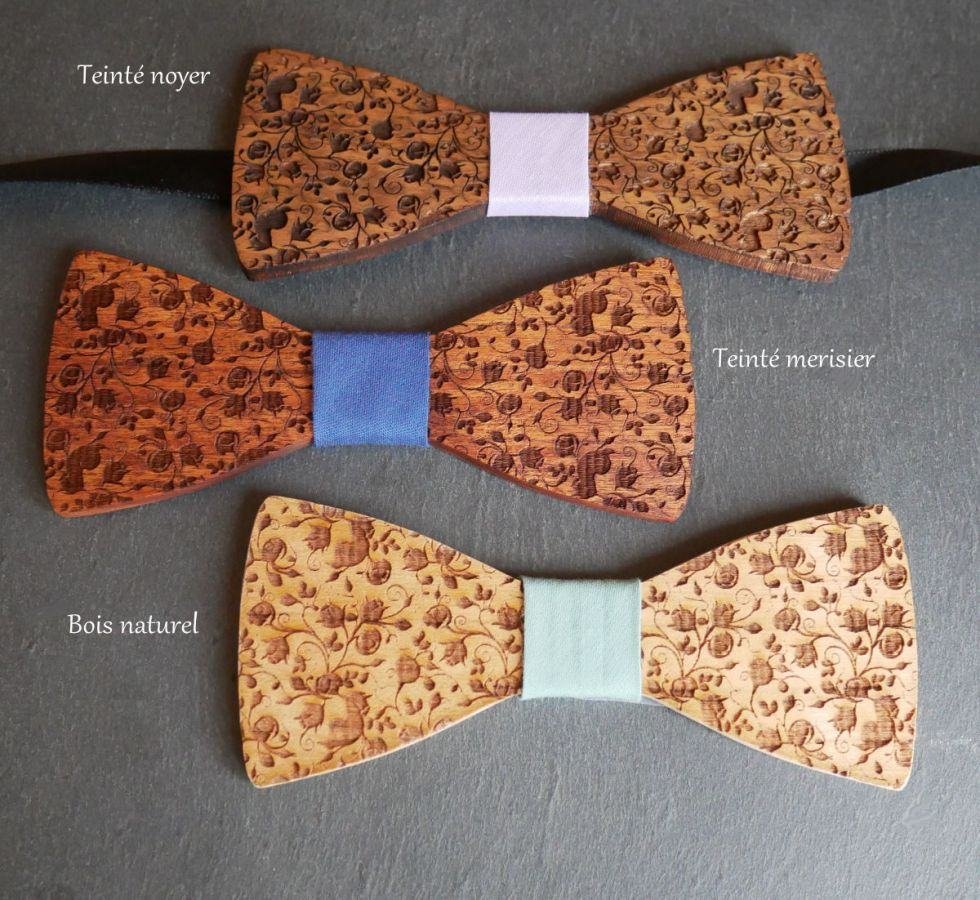Gravata em laço de madeira de cerejeira com pequenas flores gravadas para personalizar através de gravura no verso feita em França