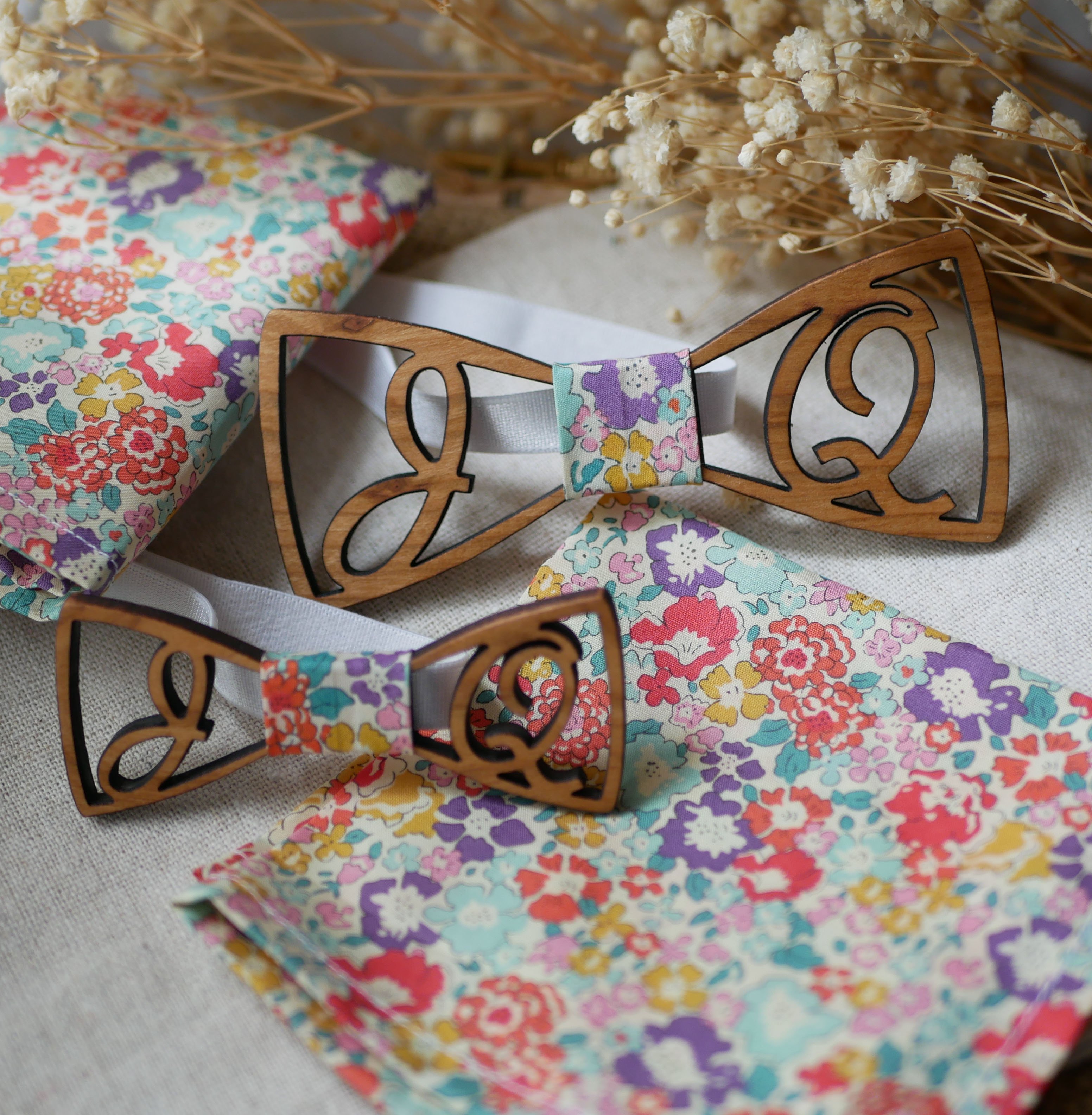 Mini la&ccedil;o de madeira personalizado com 2 iniciais