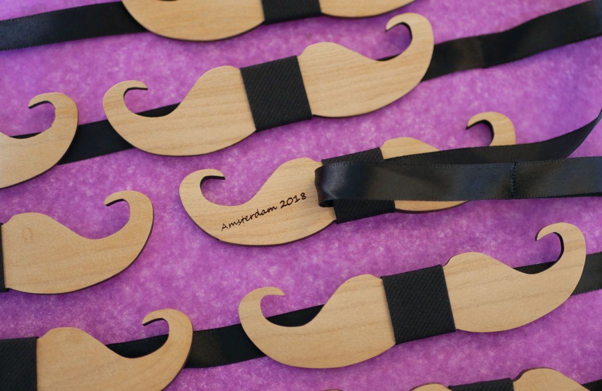 Laço de bigode em madeira de cerejeira para personalizar gravata feita em França
