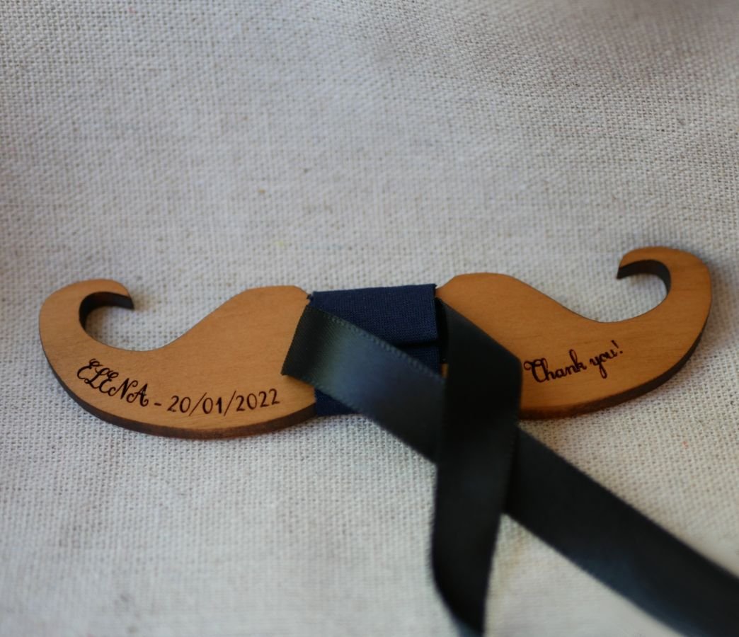 Laço de bigode em madeira de cerejeira para personalizar gravata feita em França