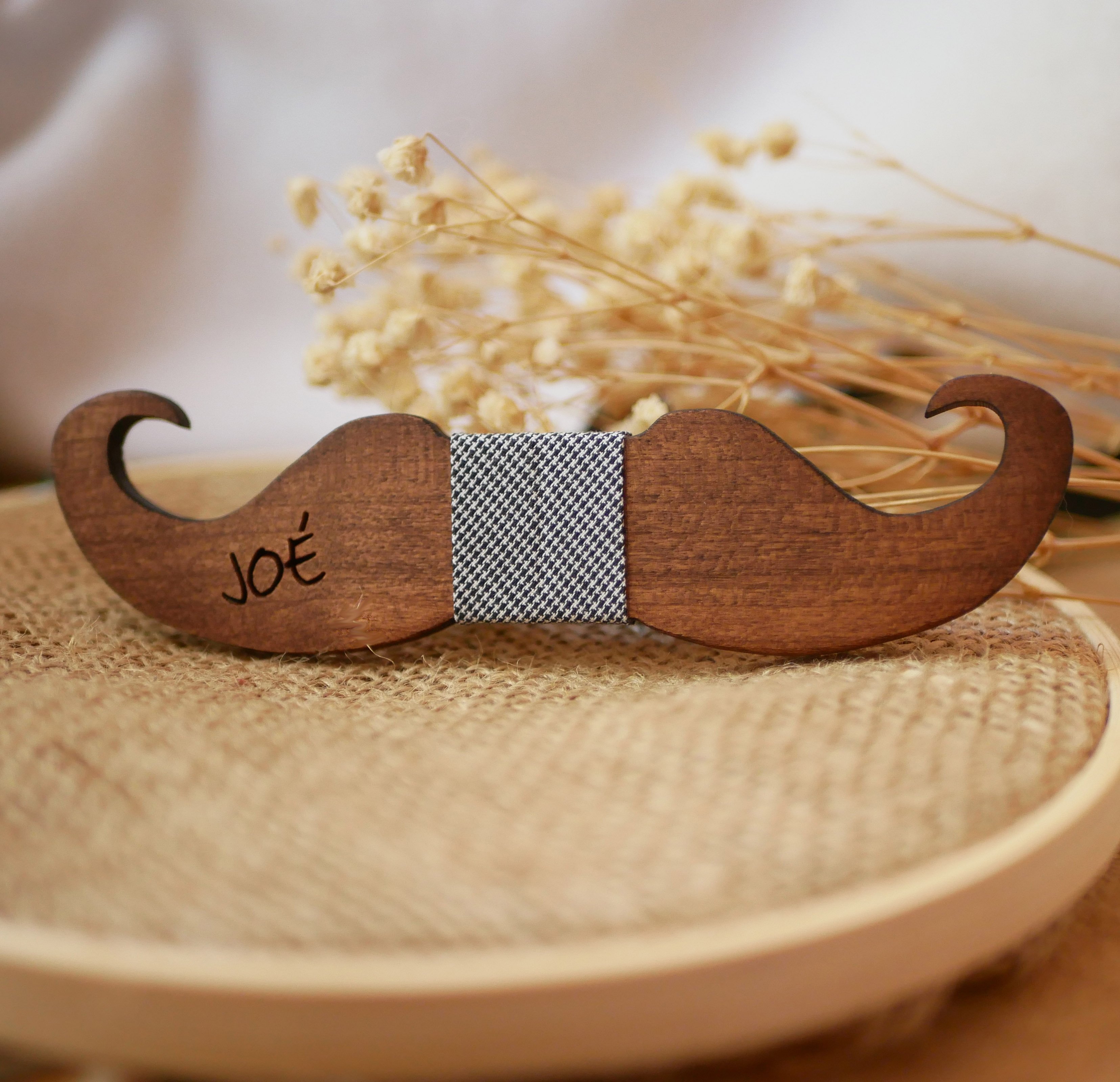 Gravata com laço de bigode de madeira tingida para personalizar feita em França