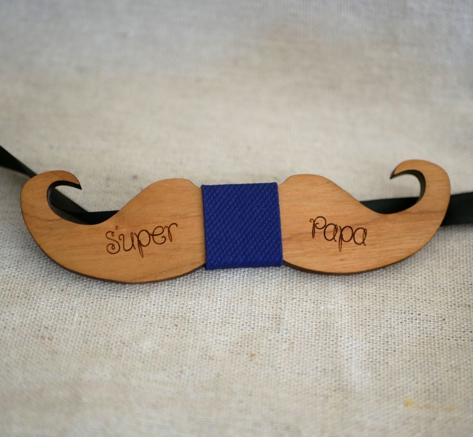 Laço de bigode em madeira de cerejeira para personalizar gravata feita em França