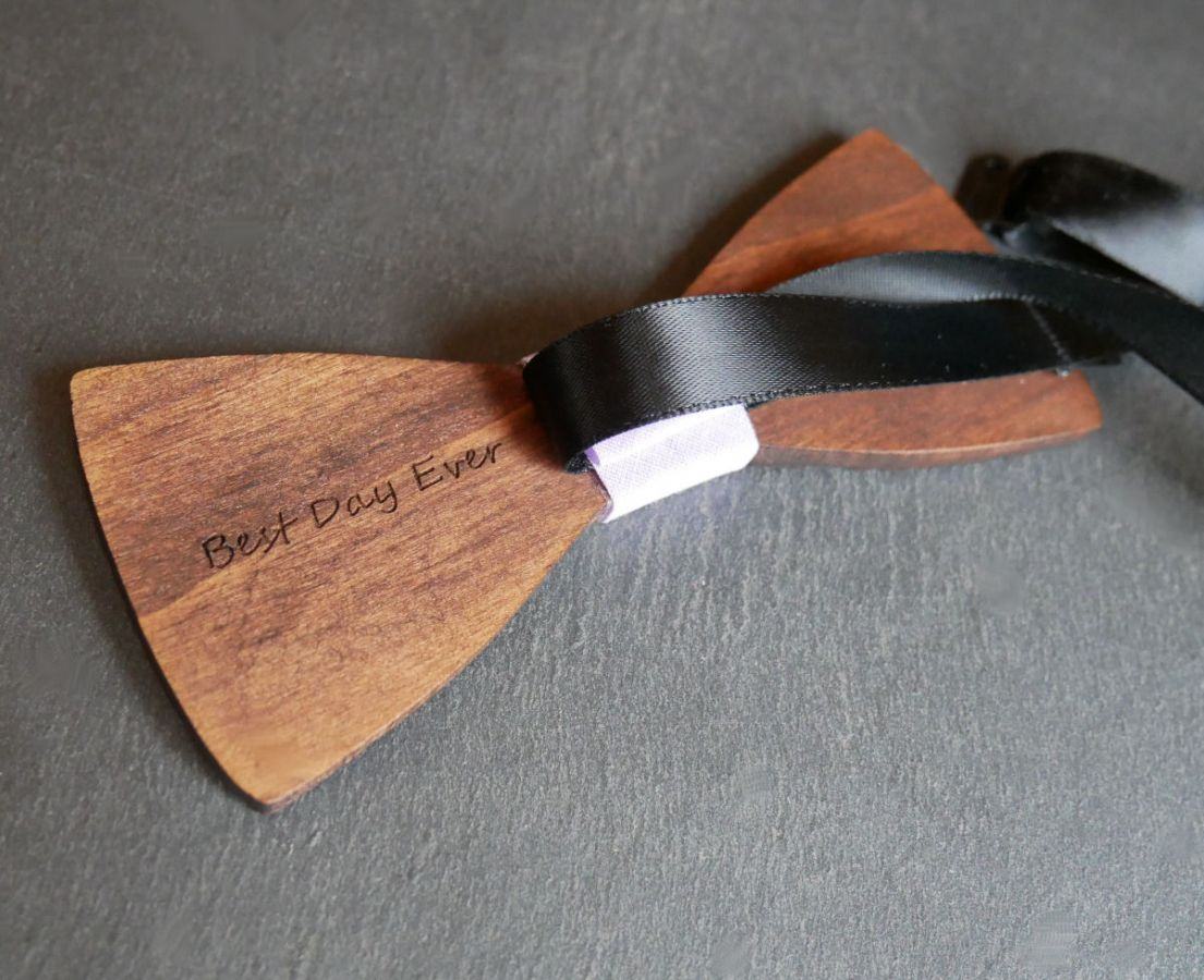 Gravata de laço em nogueira com pequenas flores gravadas