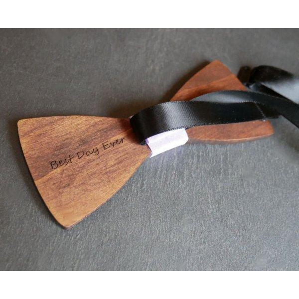 Gravata de la&ccedil;o em nogueira com pequenas flores gravadas