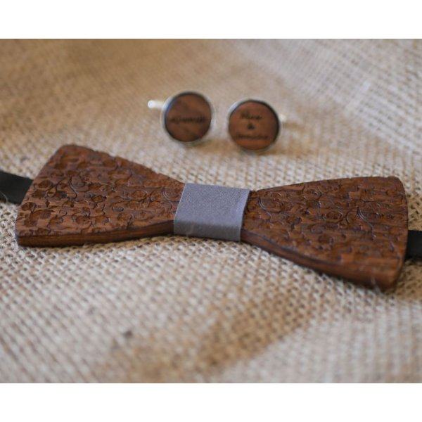 Gravata de la&ccedil;o em nogueira com pequenas flores gravadas