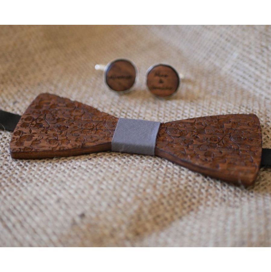 Gravata de laço em nogueira com pequenas flores gravadas