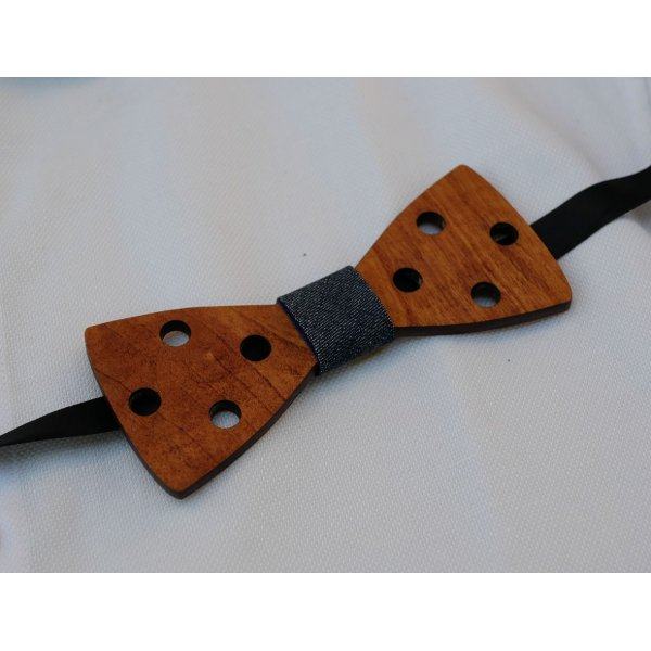 La&ccedil;o de madeira tingida gravado com furos para personalizar