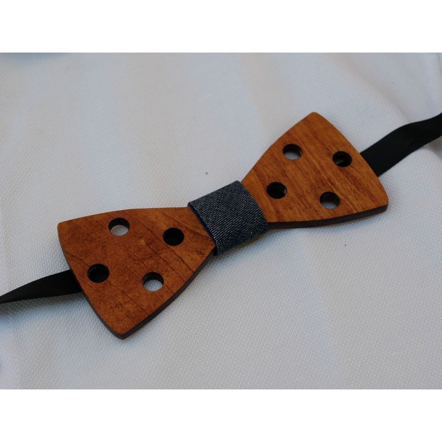 Gravata com laço de madeira tingida com buracos para personalizar