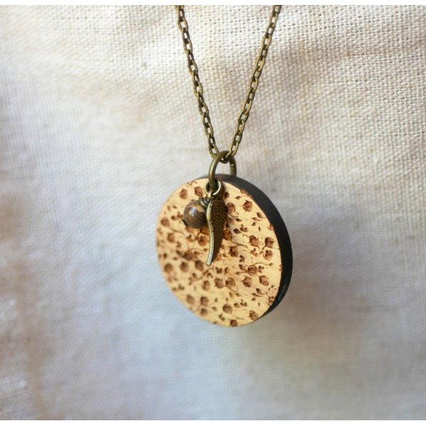 Pingente de madeira gravada com encantos para personalizar