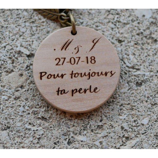 Pingente de madeira pintado a cores com encanto de bronze para personalizar