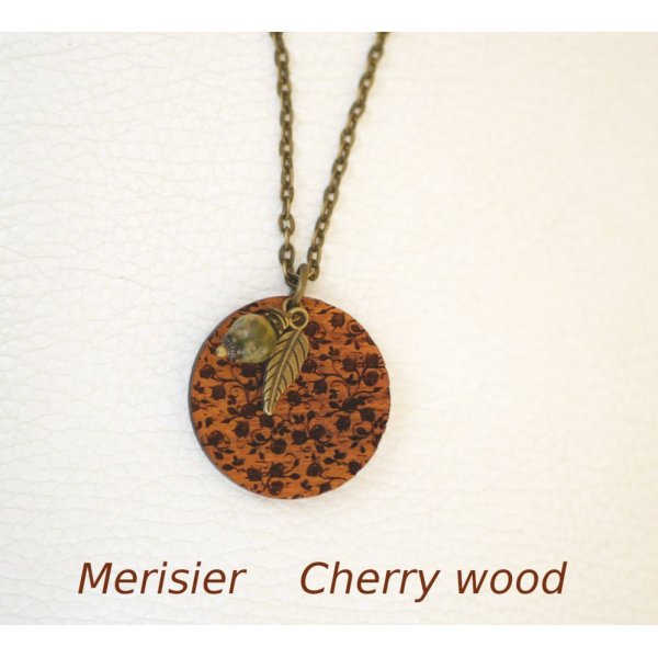 Pingente de madeira gravada com encantos para personalizar