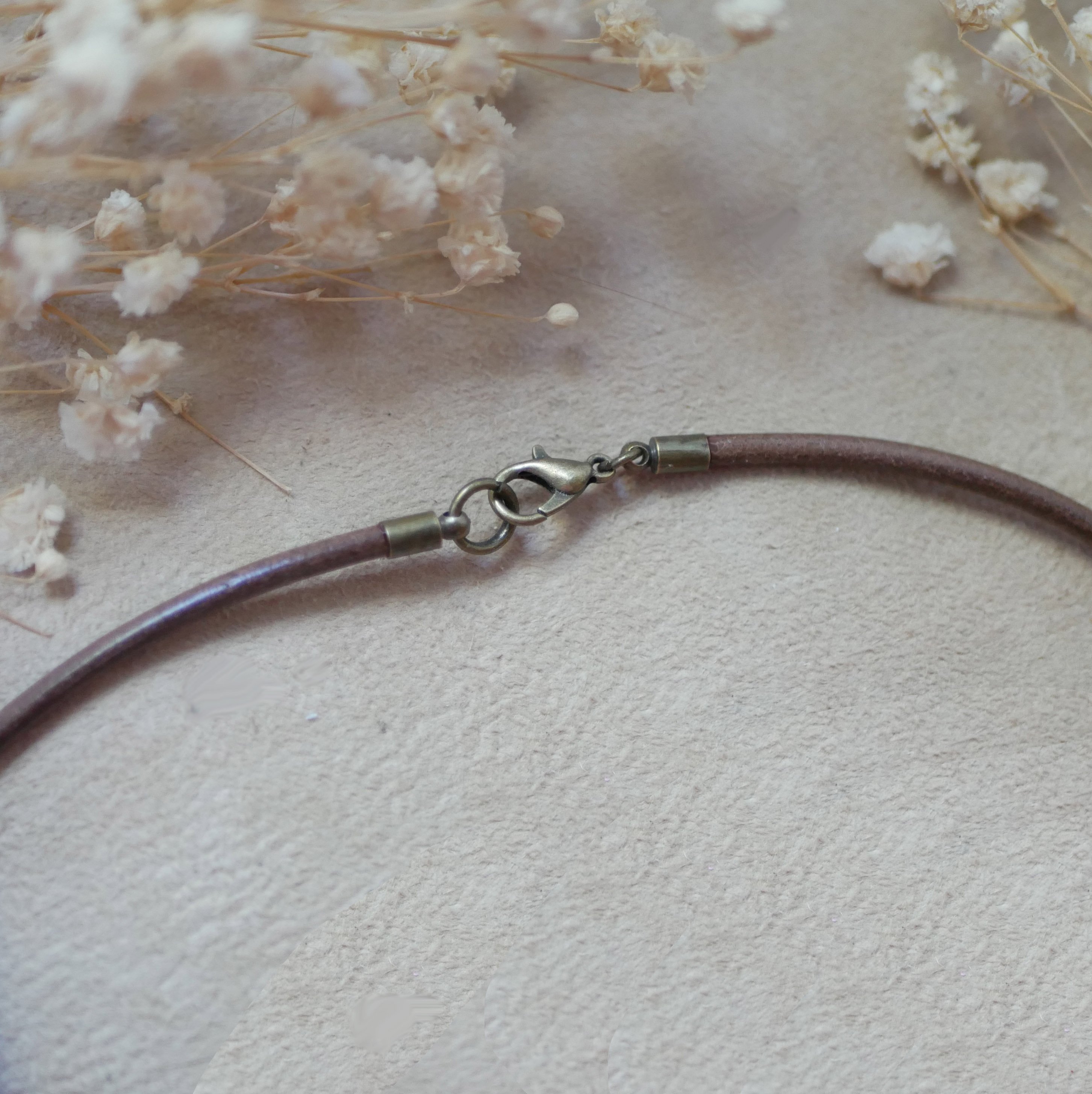 Pendente de madeira gravado num colar de couro europeu para personalizar 