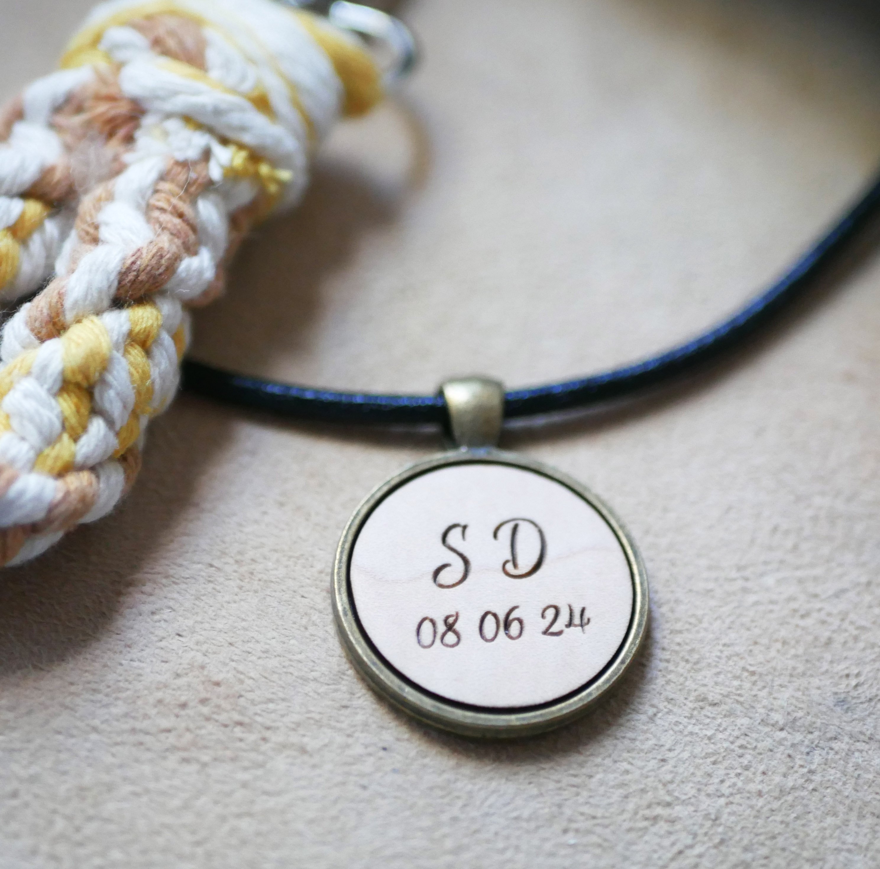 Pendente de madeira gravado num colar de couro europeu para personalizar 