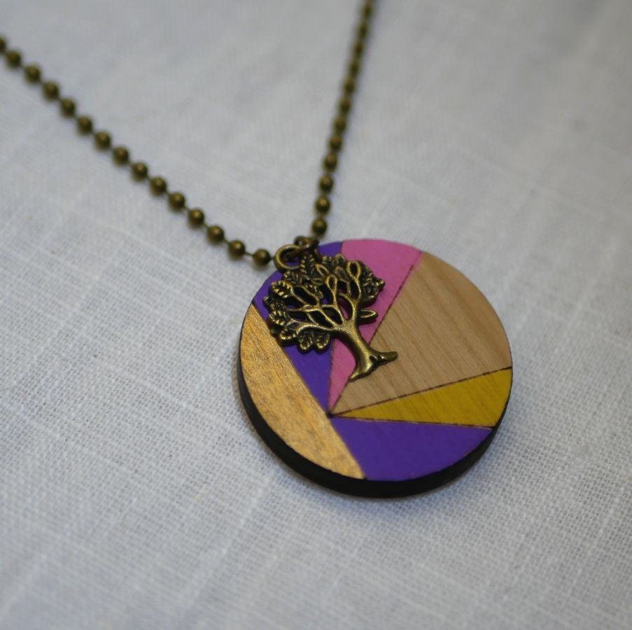 Pingente de madeira pintado a cores com encanto de bronze para personalizar