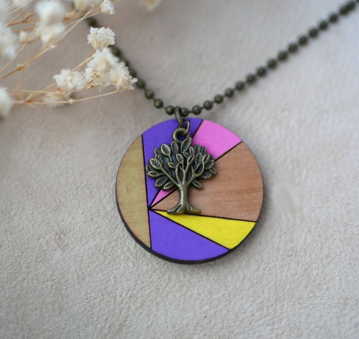 Pingente de madeira pintado a cores com encanto de bronze para personalizar