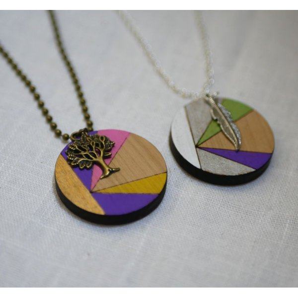 Pingente de madeira pintado a cores sobre corrente de prata para ser personalizado