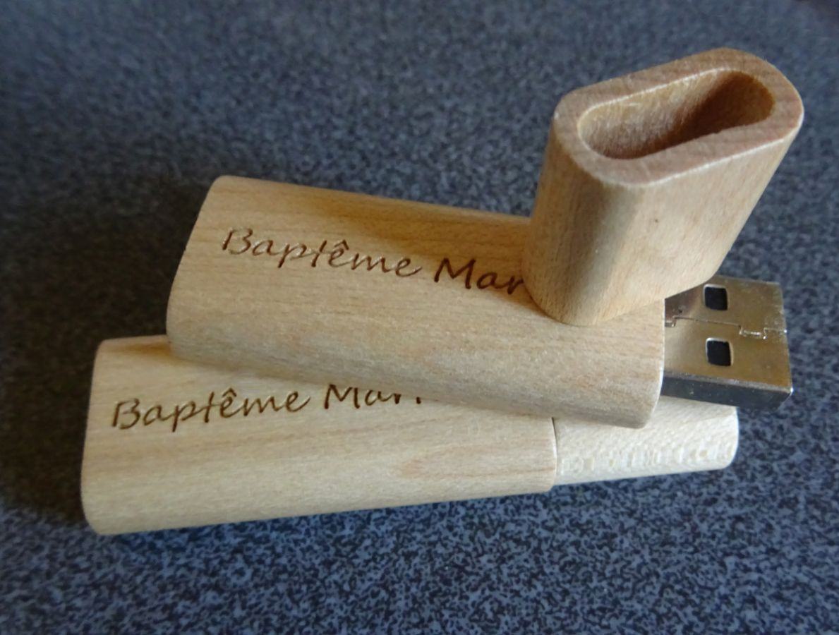Pequena chave USB gravada em madeira para personalizar