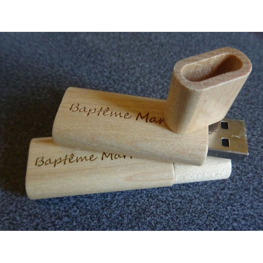 Pequena chave USB gravada em madeira para personalizar