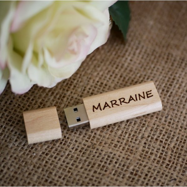 Pequena chave USB gravada em madeira para personalizar