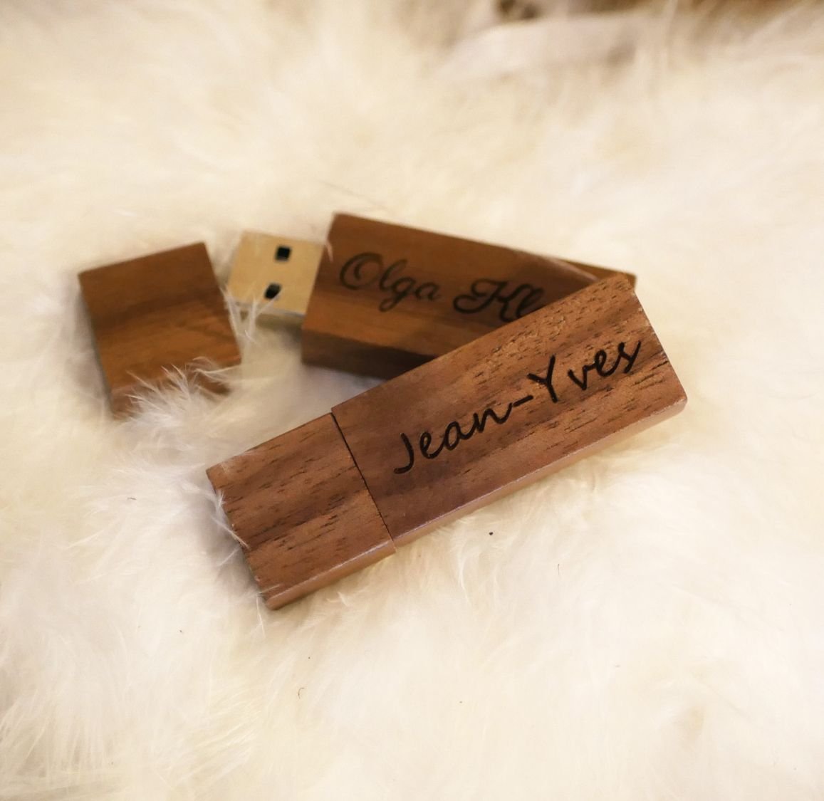 Pequena chave USB gravada em madeira de nogueira para personalizar