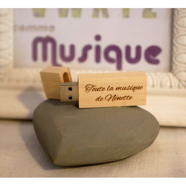 Pequena chave USB gravada em madeira leve para ser personalizada 32Gb 2.0