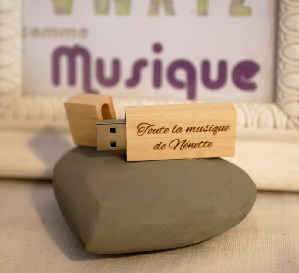 Pequena unidade flash USB de 16GB em madeira clara para ser personalizada para um presente único