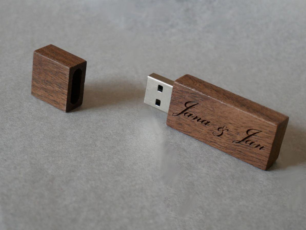 Pequena chave USB gravada em madeira de nogueira para personalizar