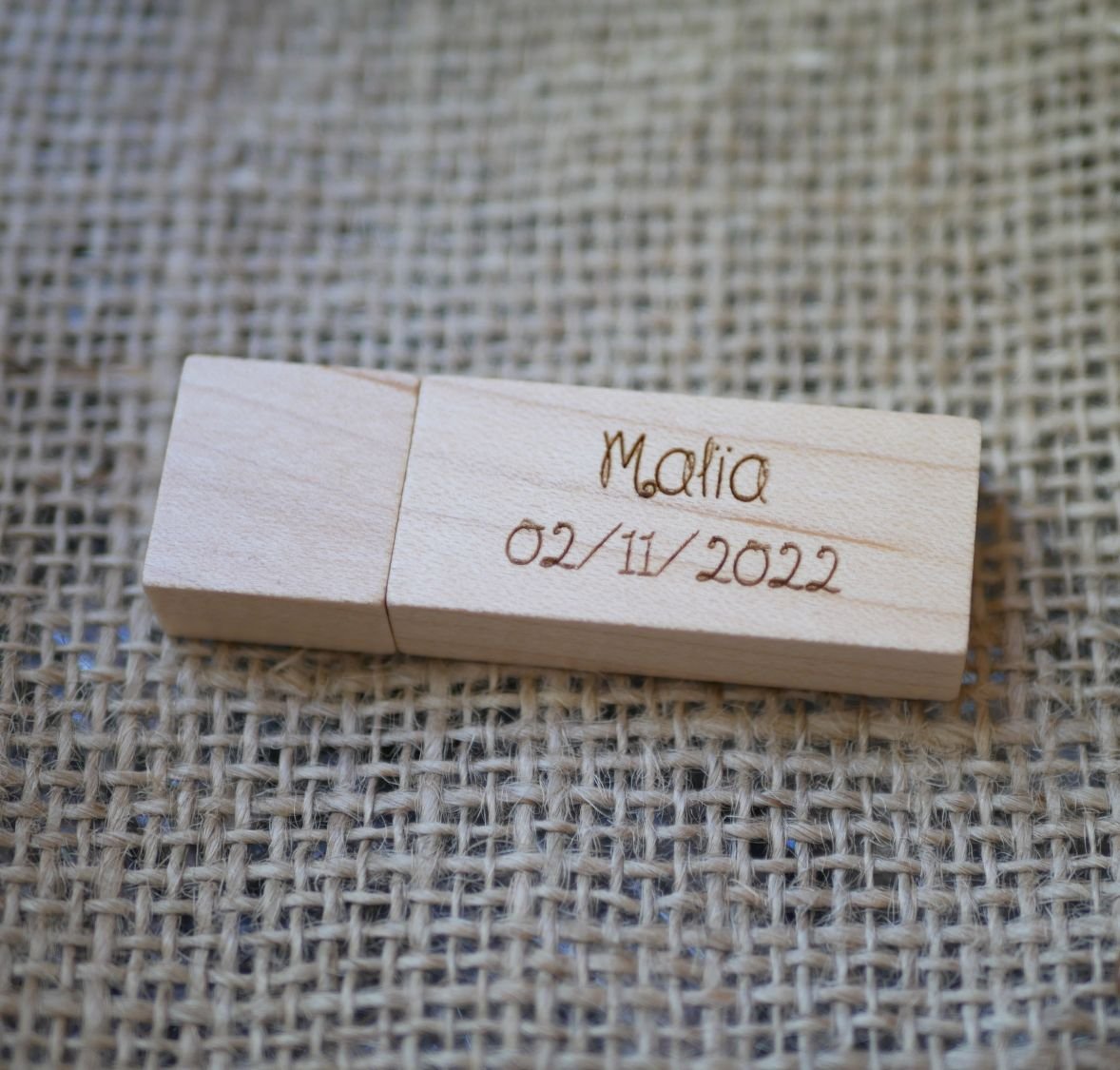 Pequena chave USB gravada em madeira leve para ser personalizada 32Gb 2.0