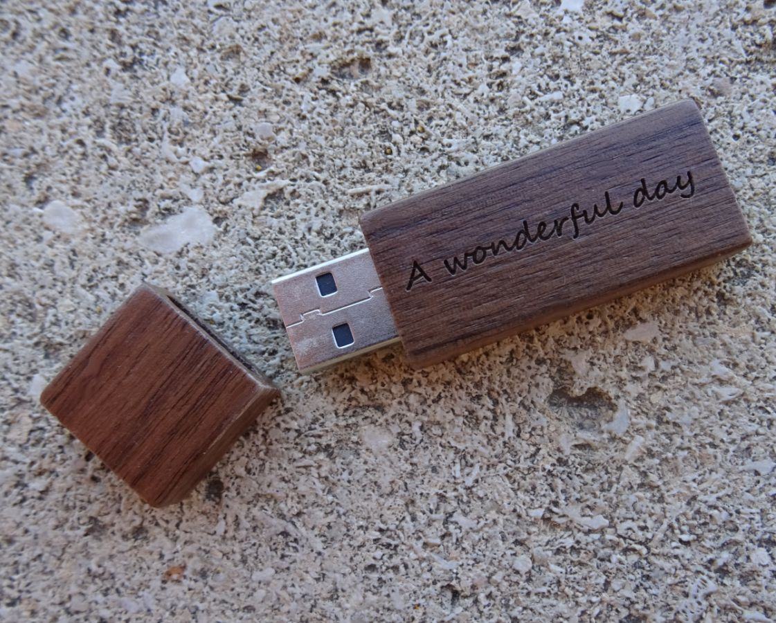 Pequena chave USB gravada em madeira de nogueira para personalizar