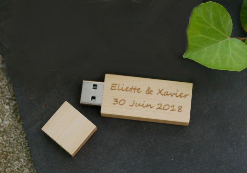 Pequena unidade flash USB de 16GB em madeira clara para ser personalizada para um presente único