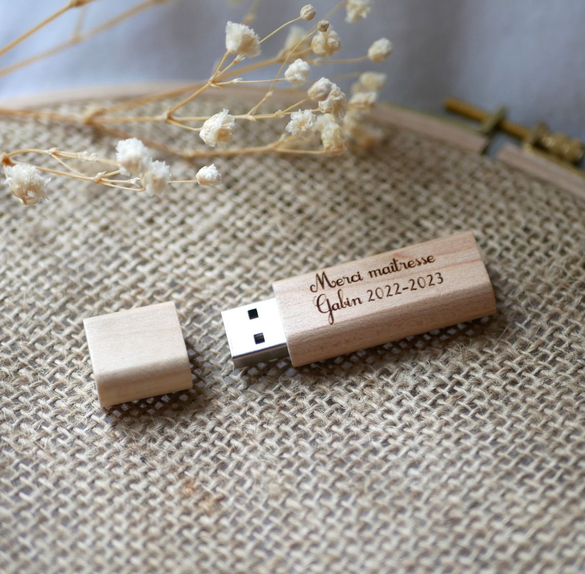 Pequena chave USB gravada em madeira para personalizar