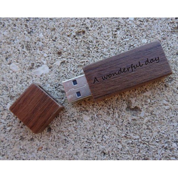Pequena chave USB gravada em madeira de nogueira para personalizar