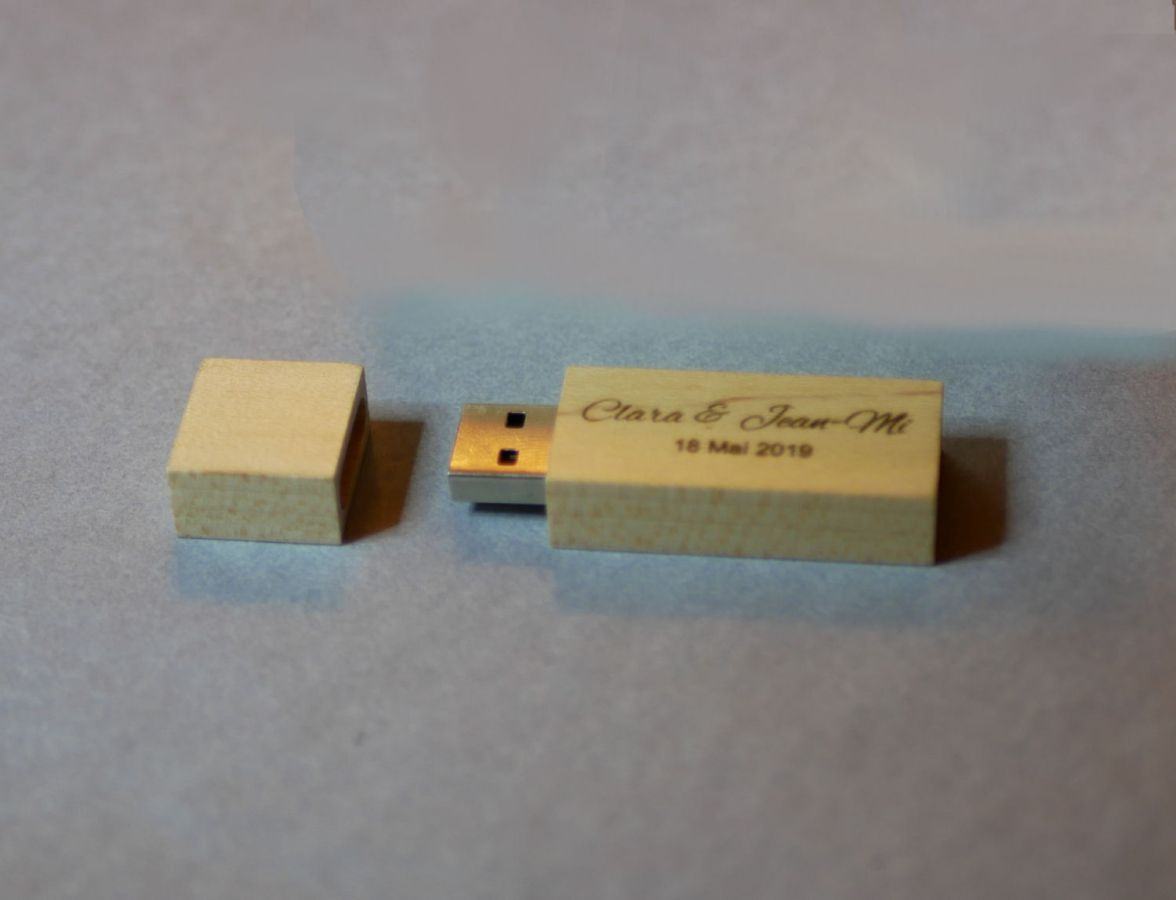 Pequena unidade flash USB de 16GB em madeira clara para ser personalizada para um presente único