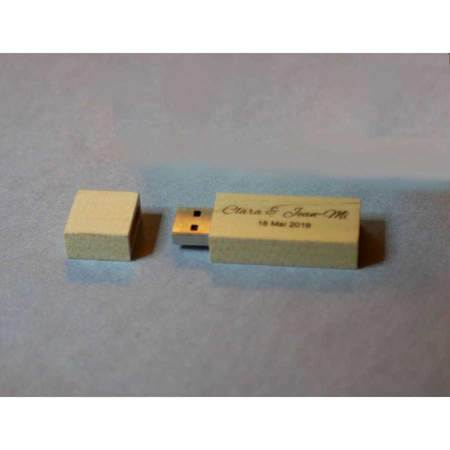 Pequena unidade flash USB de 16GB em madeira clara para ser personalizada para um presente único