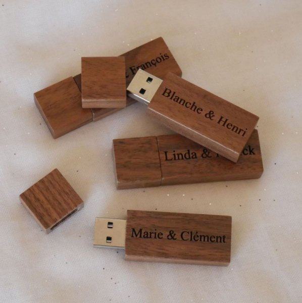 Pequena chave USB gravada em madeira de nogueira para personalizar