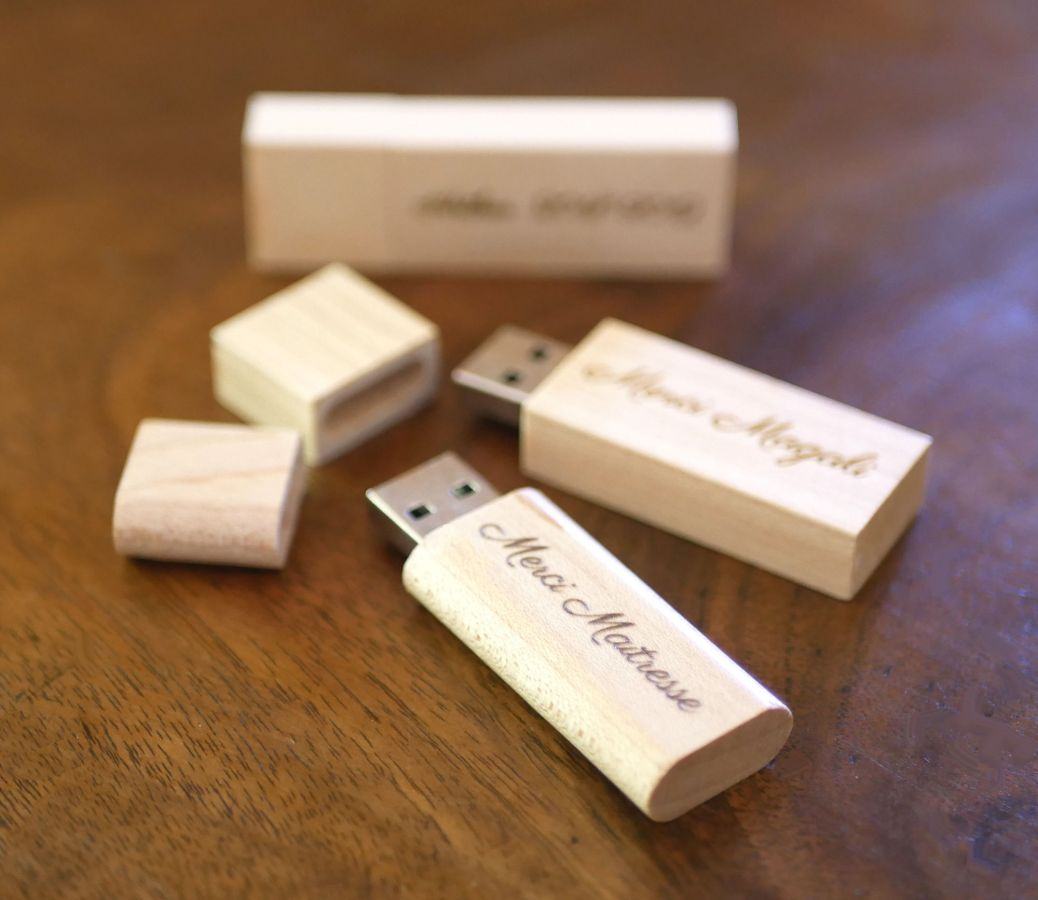 Pequena unidade flash USB de 16GB em madeira clara para ser personalizada para um presente único