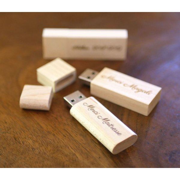 Pequena chave USB gravada em madeira leve para ser personalizada 32Gb 2.0