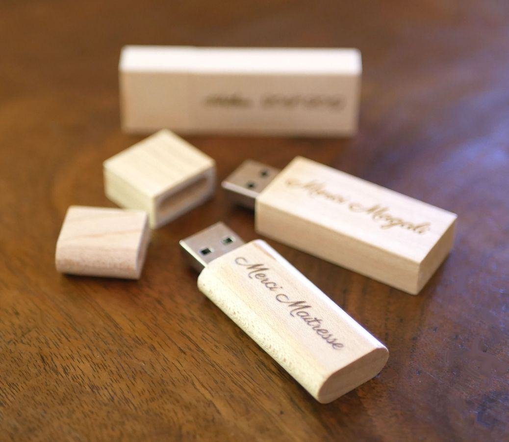 Pequena unidade flash USB de 16GB em madeira clara para ser personalizada para um presente único