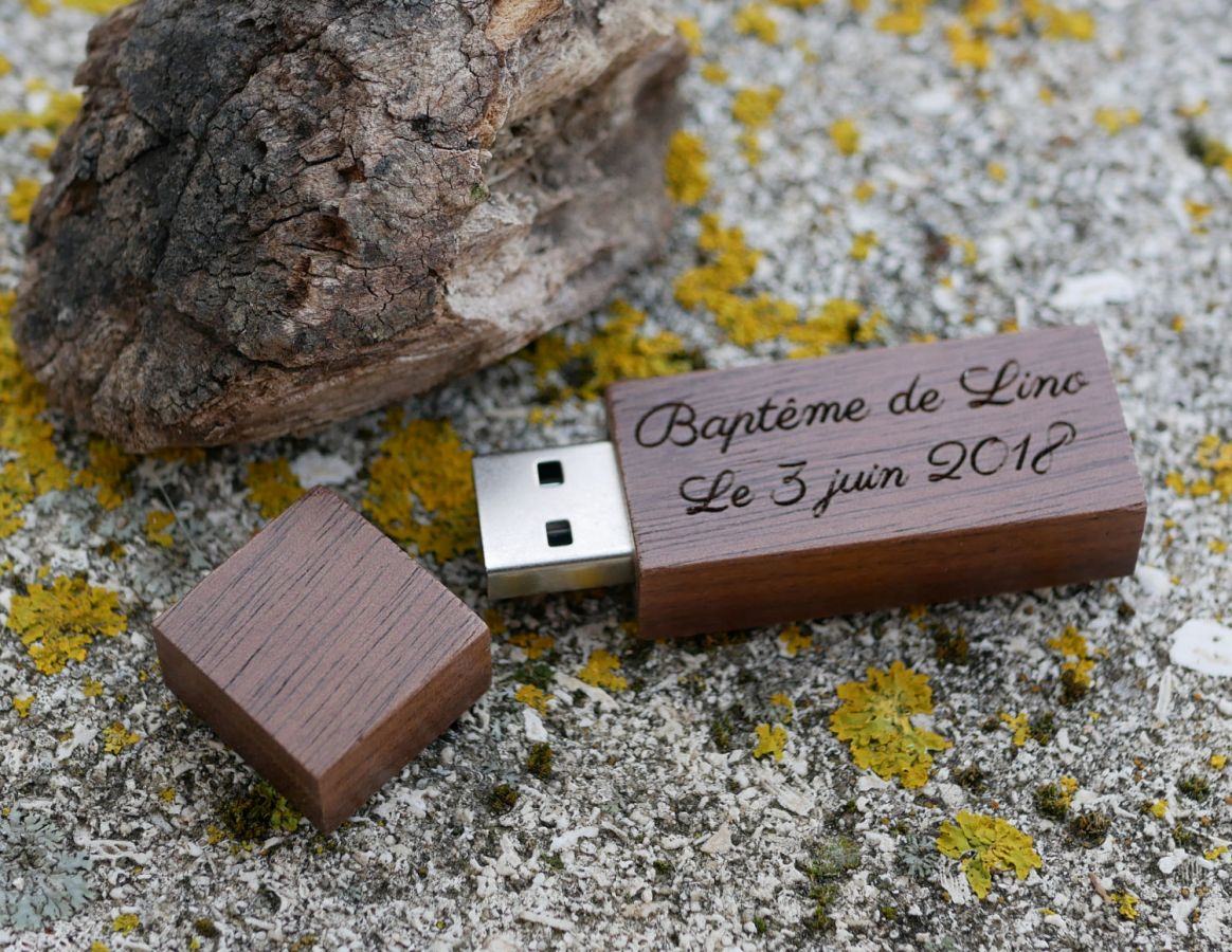 Pequena chave USB gravada em madeira de nogueira para personalizar