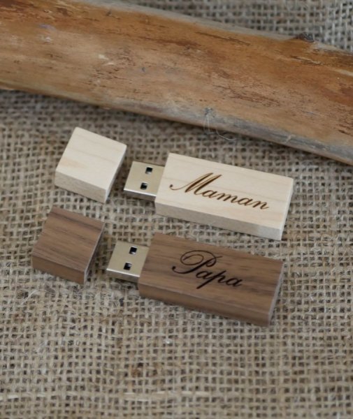 Pequena chave USB gravada em madeira leve para ser personalizada 32Gb 2.0