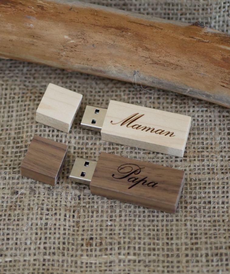 Pequena unidade flash USB de 16GB em madeira clara para ser personalizada para um presente único