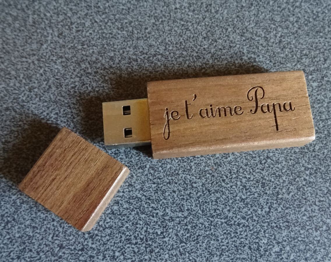 Pequena chave USB gravada em madeira de nogueira para personalizar