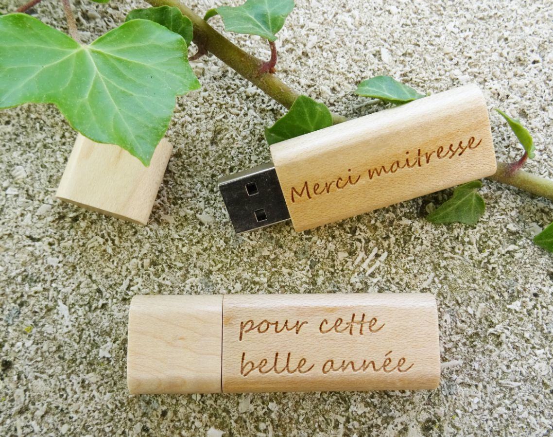 Pequena chave USB gravada em madeira para personalizar