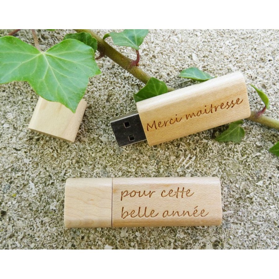 Pequena chave USB gravada em madeira para personalizar